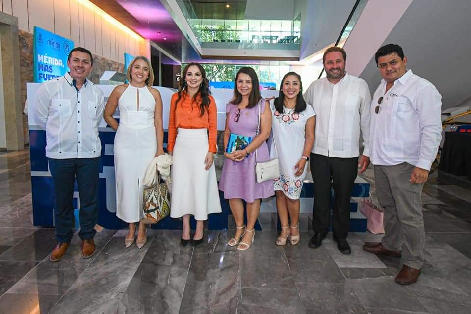 bibyrabelo's tweet photo. Un honor acudir al 1er Informe de Gobierno de Renán Barrera, Alcalde de Mérida, Yucatán. Felicidades, continúa implementando buenas prácticas a favor de los meridanos. 
Agradezco al Lic. José Luis Martinez, Dir. de Desarrollo Económico y Turismo de Mérida, por sus atenciones. https://t.co/hYKcVgRDUm