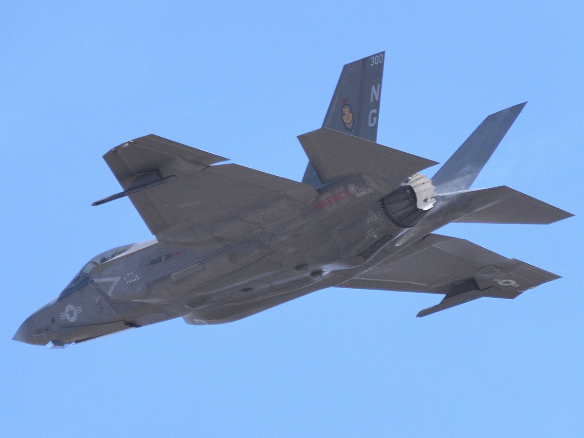 MilAirPhoto's tweet photo. #vmfa314 #blackknights #colorbird on squadron arrival #carrierbreak into #mcasmiramar after deployment aboard #ussabrahamlincoln #milair #planespotting #AvGeek https://t.co/xnoM6Eulr7