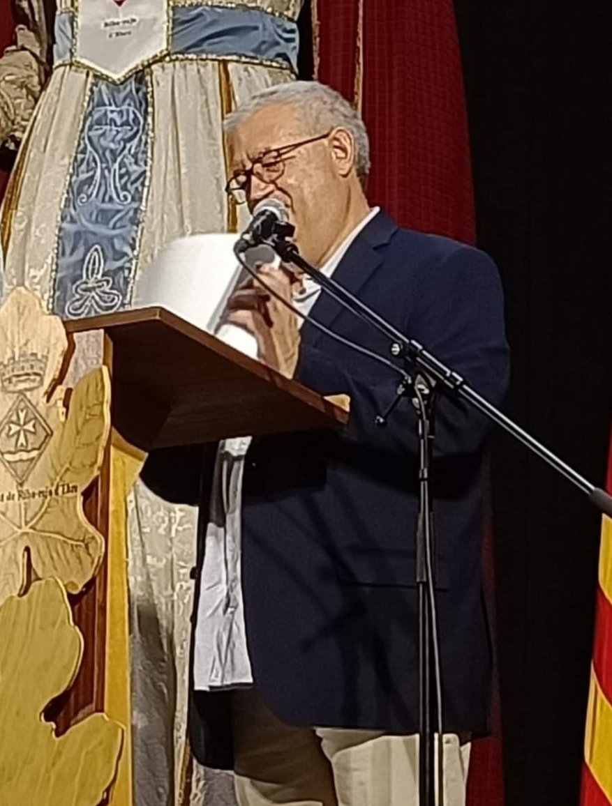 AmicsdeRibaroja's tweet photo. Ha estat honor per  @AmicsdeRibaroja  tenir com a #pregoner de la #festamajor de #ribarojadebre a Josep Alió Raduà, un membre compromès i actiu de la nostra associació. Va fer un #prego pausat, ple de contingut i emotiu. El podeu recuperar aquí:
👉https://t.co/KllRVzhlBS https://t.co/QQwbMLt3ej