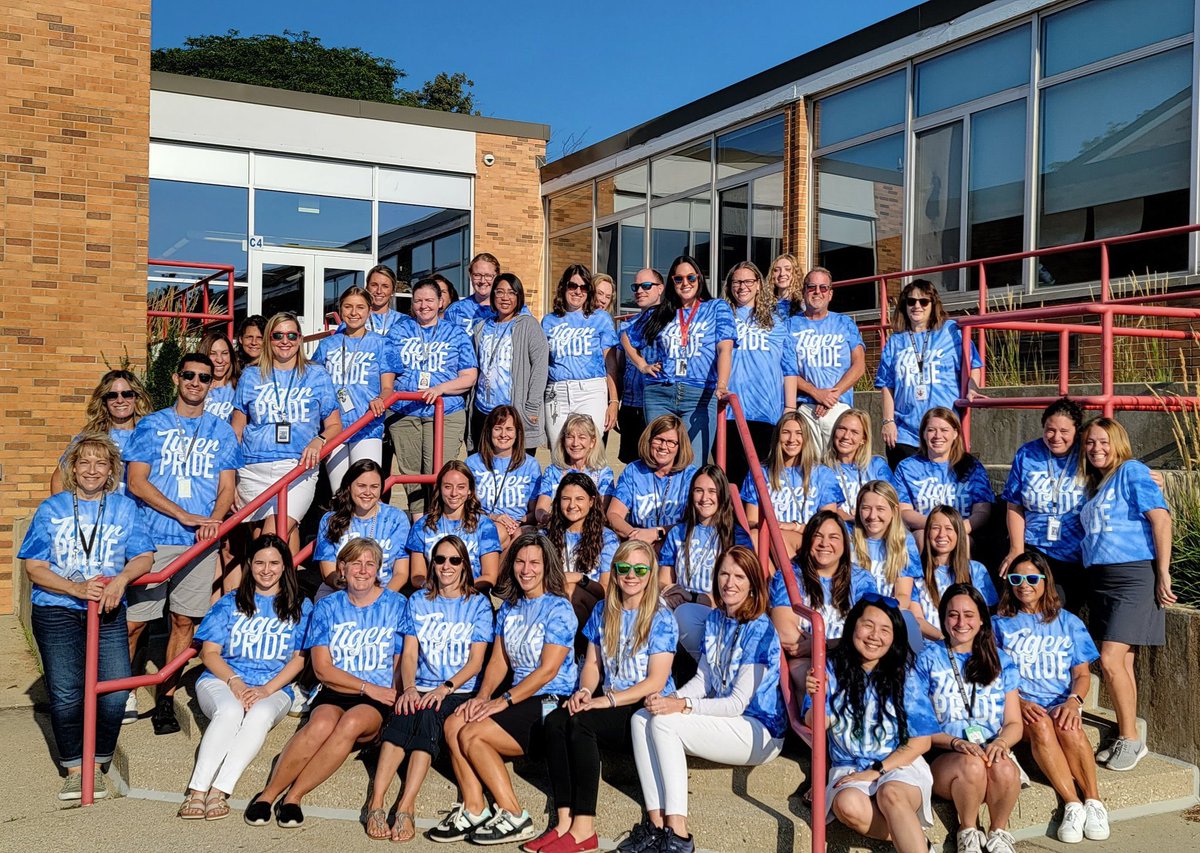 Year ✋🏻🤚🏻 Here we go, Tigers! It was an incredible first day. Thanks to all of our dedicated teachers who helped welcome students back to school <a href="/IndianTrailScho/">Indian Trail School</a> #112Leads