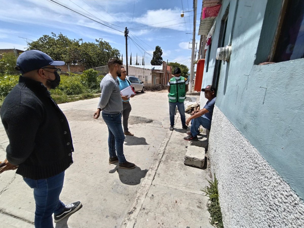 honestidadgente's tweet photo. La Dirección de Participación Ciudadana visitó la ciudad de Huanímaro para acompañar a los contralores sociales que se constituyeron en dos #COCOSOP para vigilar los trabajos de obra civil en las rehabilitaciones de la calle Abasolo y la calle Hidalgo en la cabecera municipal. https://t.co/3bxyS4lbDs