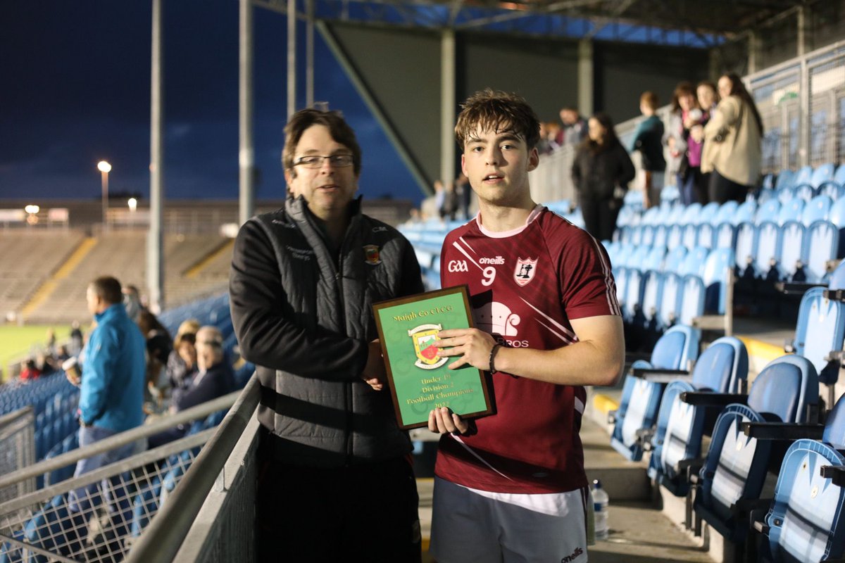 Comghairdeas to Balla Gaa and their Captain Sean Dempsey receiving the U19 Division 2 League shield from Con Moynihan vice chairman board.

Well done to everyone involved.

Full Time score
Balla GAA 3-13
Carras 0-12

#mayogaa