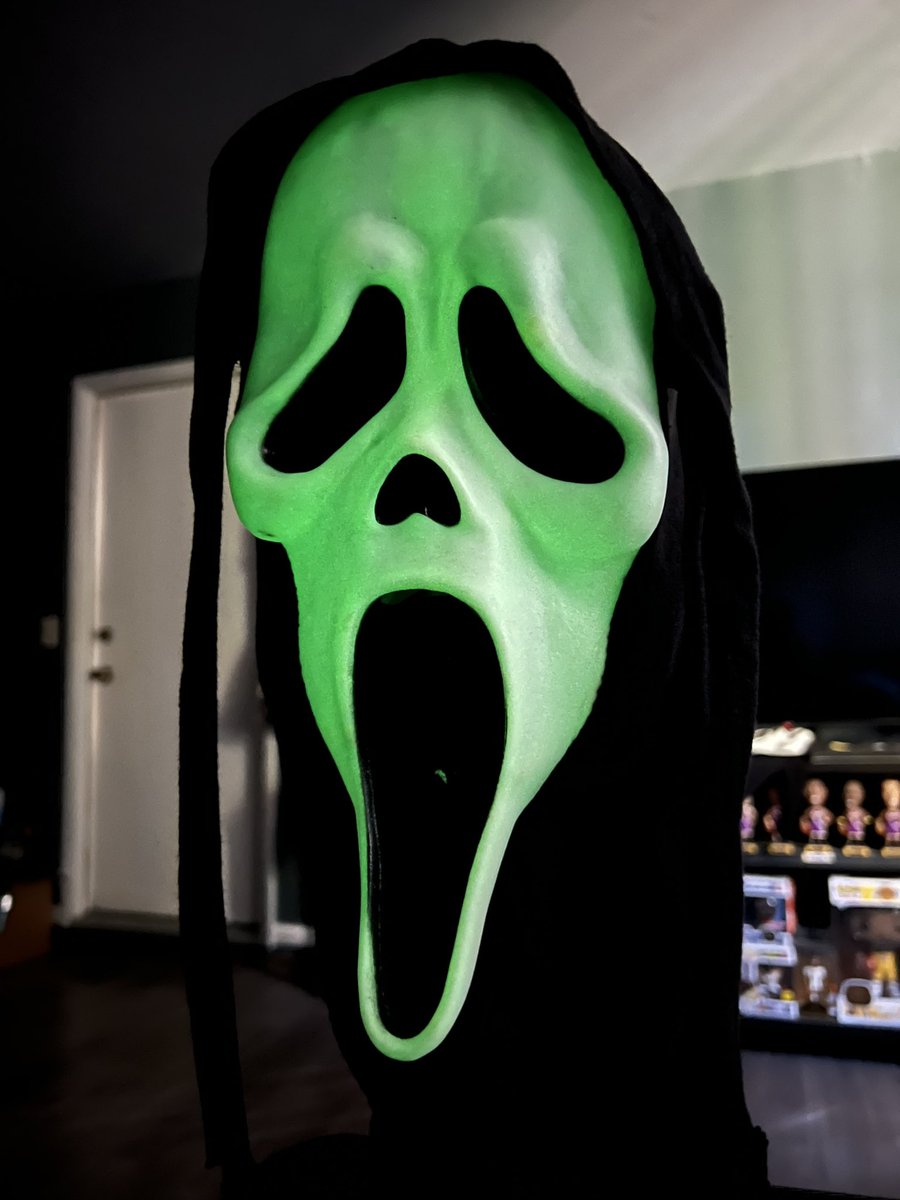Just received this beautiful Scream 2 production run mask in the mail! I’m in LOVE!! 😍😭😭😭