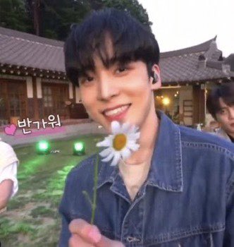 lqjyunho's tweet photo. timeline needs something soft so yunho is ready to made your day with his flower https://t.co/bsVnTpKNfR