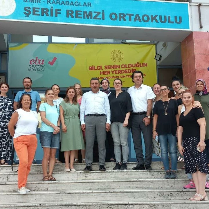 RemziSerif's tweet photo. Milli Eğitim Bakanımız Sayın Mahmut ÖZER'in talimatlarıyla başlatılan Aile Okulu Projesi’nin ilk semineri İlçe Milli Eğitim Müdürümüz Sayın Metin Ender KARABULUT ve Şube Müdürümüz Aytekin GÜRBULAK’ın katılımlarıyla okulumuzda başladı @MetinEnder35 @raziyecaliskan @ilce_mem @tcmeb https://t.co/5n4vIghfZ8