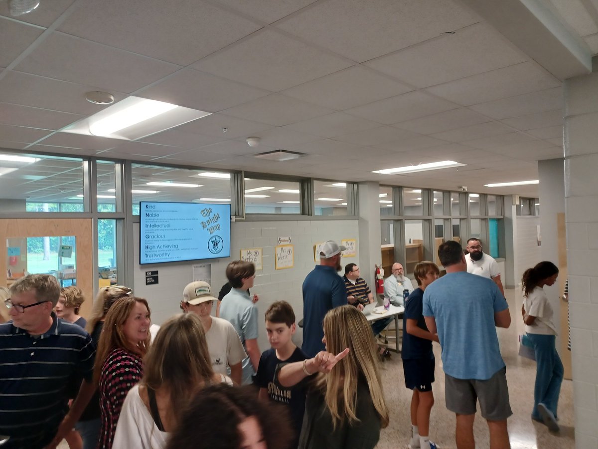 ChBroadfoot's tweet photo. RGMS Open House 2022 is off to a great start! So wonderful to see new and returning smiling faces.  We can't wait for Monday! @RolandGriseMidd @RolandGrisePTSO @NewHanoverCoSch @foustc https://t.co/Ric1JQNgfg