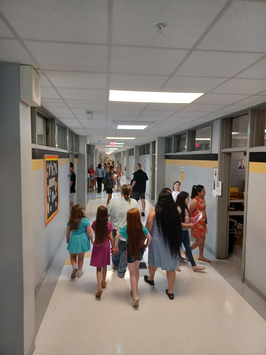 ChBroadfoot's tweet photo. RGMS Open House 2022 is off to a great start! So wonderful to see new and returning smiling faces.  We can't wait for Monday! @RolandGriseMidd @RolandGrisePTSO @NewHanoverCoSch @foustc https://t.co/Ric1JQNgfg