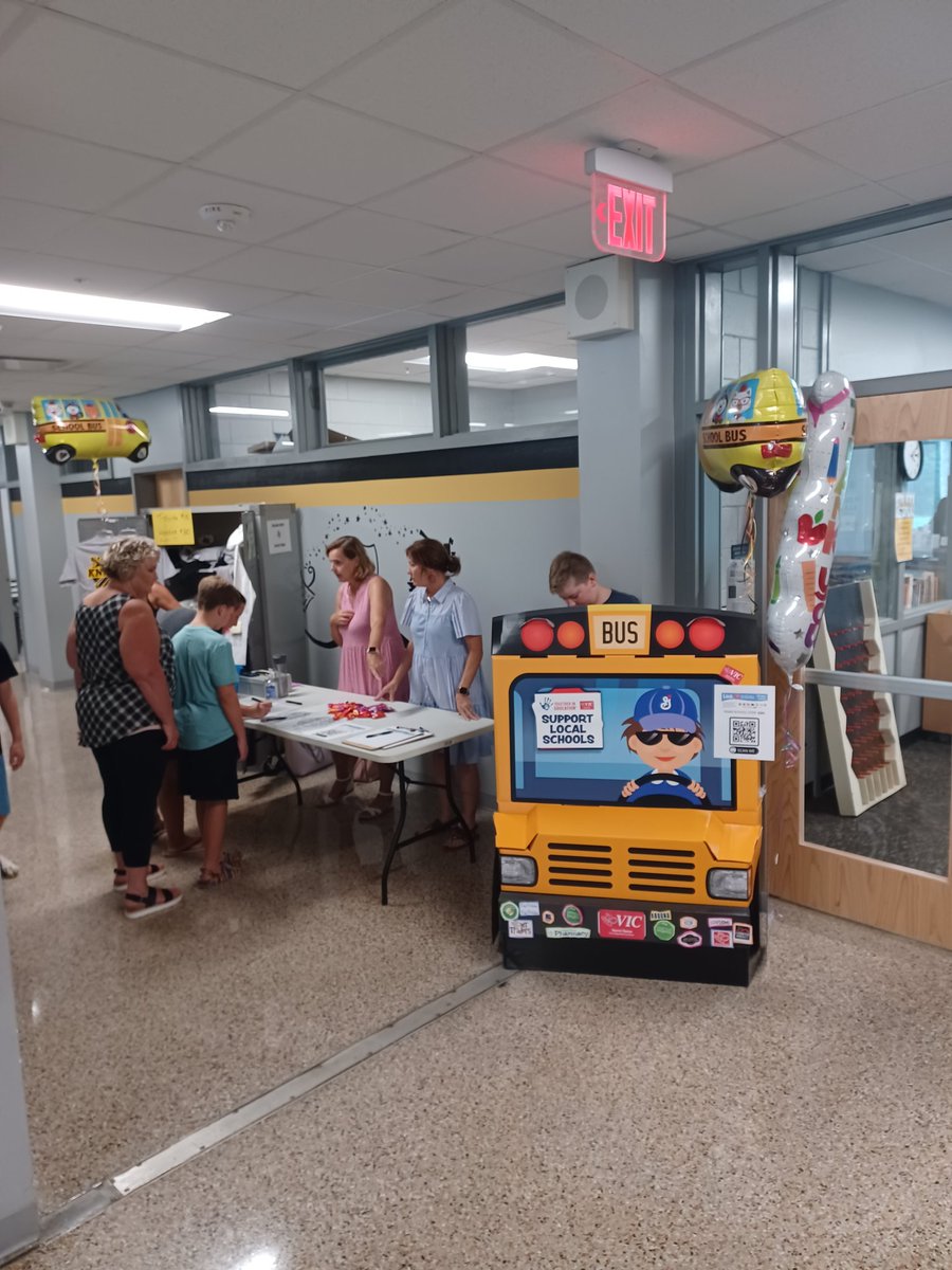 ChBroadfoot's tweet photo. RGMS Open House 2022 is off to a great start! So wonderful to see new and returning smiling faces.  We can't wait for Monday! @RolandGriseMidd @RolandGrisePTSO @NewHanoverCoSch @foustc https://t.co/Ric1JQNgfg