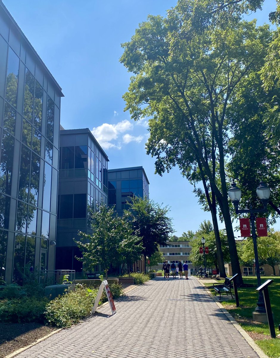 ShimerSchool's tweet photo. Aaaaaand we’re back! And so are you! It’s been a beautiful first day of classes and we’re so excited the students are back on campus! https://t.co/DfB8eVw3TW