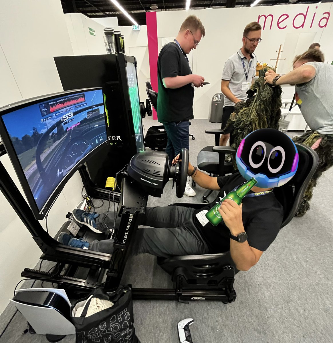 astr0_buddy's tweet photo. Gotcha!
#Dontdrinkanddrive #gamescom #astrobuddy https://t.co/Sey7k2NFwc