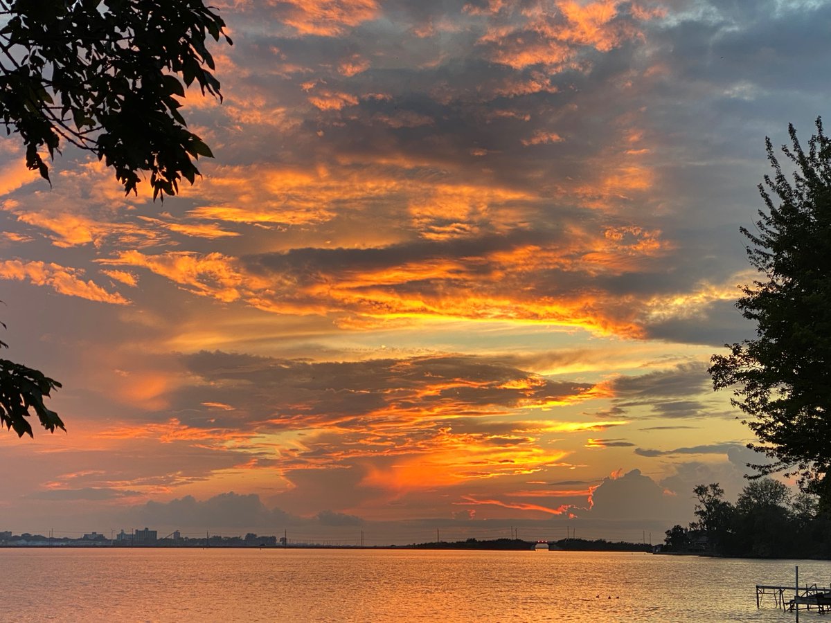 Sandusky_Bay's tweet photo. Sunset over Sandusky's back bay. Talk about your #hiddengem #CedarPoint #Chaussee #CPChaussee #CedarPointChaussee #ShoresandIslandsohio #Lakelife #Lakeerielove #Sailinglife #Lakeerie #CityofSandusky #SanduskyBay #Ohio #Sailing #Sunset #CedarPointBeach https://t.co/nYmt3CNFZn