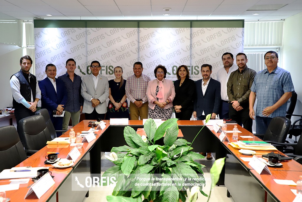 ORFIS_VER's tweet photo. 📚🤝 Con la finalidad de mejorar las tareas de fiscalización y revisión de la correcta aplicación de los recursos públicos, se llevó a cabo una reunión de trabajo, donde participó la Auditora General del #ORFIS, Mtra. Delia González Cobos, 1/2 https://t.co/OkHzUvq3HS