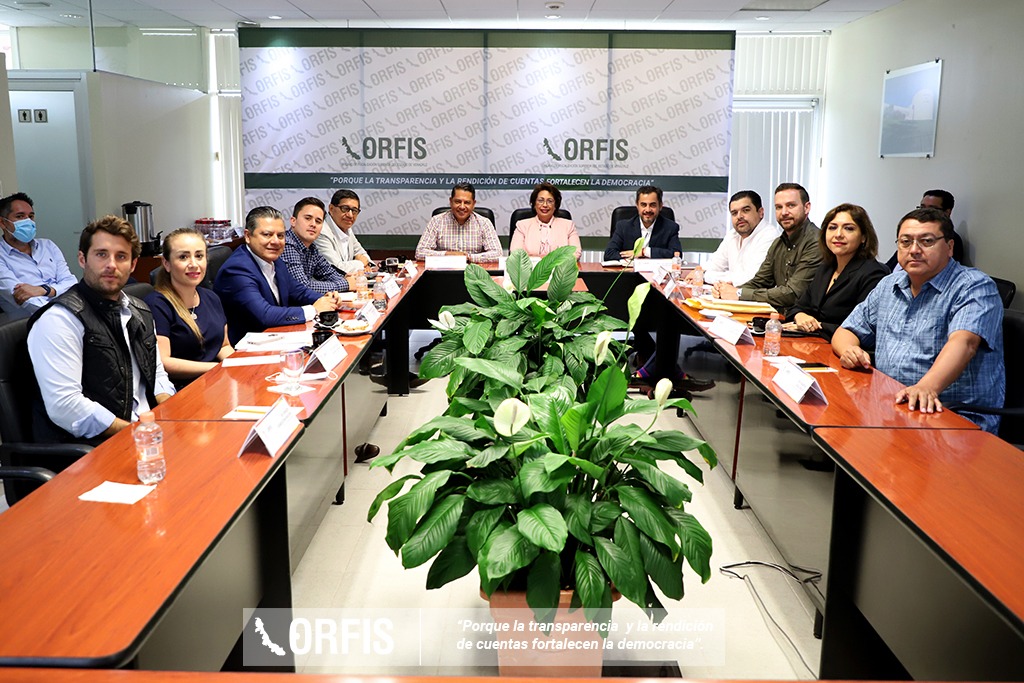 ORFIS_VER's tweet photo. 📚🤝 Con la finalidad de mejorar las tareas de fiscalización y revisión de la correcta aplicación de los recursos públicos, se llevó a cabo una reunión de trabajo, donde participó la Auditora General del #ORFIS, Mtra. Delia González Cobos, 1/2 https://t.co/OkHzUvq3HS