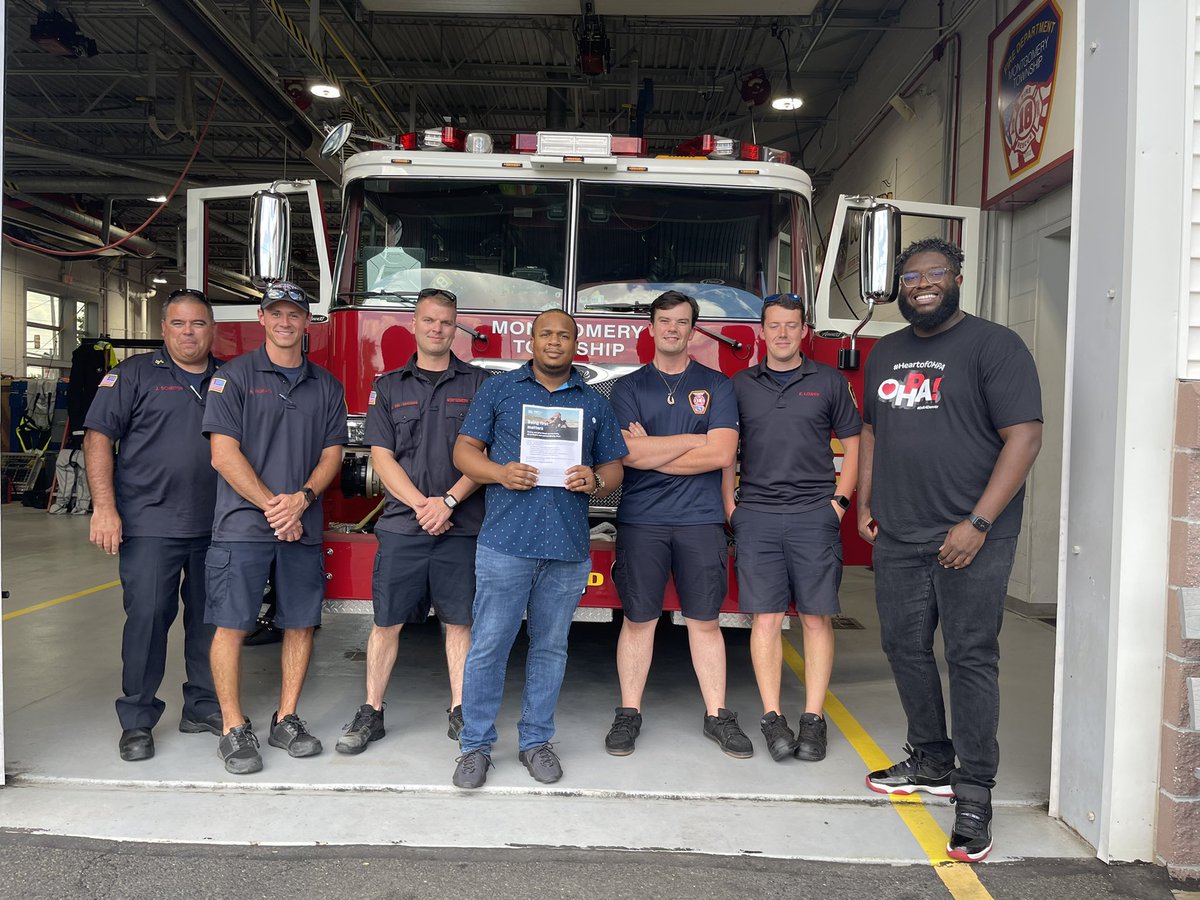 Haraan_S's tweet photo. When life hands you lemons, make lemonade. A postponed event gave way to to an opportunity to feed and show love to our local first responders. EVERY station we visited was welcoming enough to invite us in to educate their teams on #firstnet ! #lifeatatt #4for4 @keroninc https://t.co/cItnCs1bHj