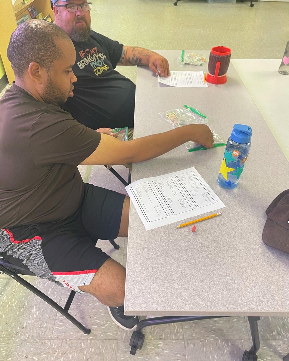 whitehousewow's tweet photo. Practicing important life skills---such as counting money, writing checks, and perfecting our own signatures!!

#summitcounty #summitdd #akronohio #dayprogram #writtingchecks #countingmoney #independence #ohiojobsearch #ohiojobseekers #akronhiring #cantonhiring #ohiojobs https://t.co/CTRFLZPz3I