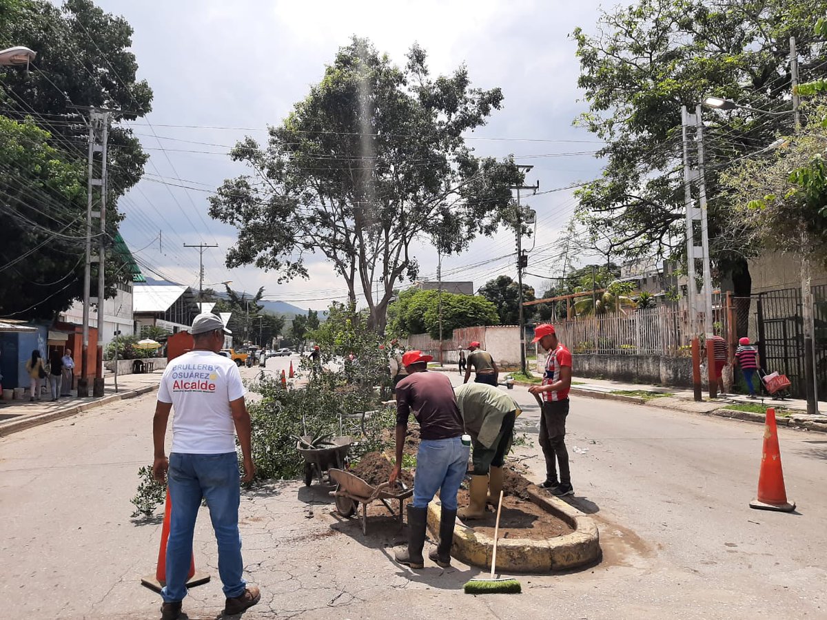 BrullerbyPSUV's tweet photo. #24Agosto || Cuadrillas de Mantenimiento y Limpieza Desplegadas en la Avenida 2 de la Parroquia Caña de Azúcar. 

Trabajamos para embellecer el ornato en #MBI, ya verán como vamos a dejar nuestra avenida, para todas y todos. 

@NicolasMaduro 
@Soykarinacarpio https://t.co/1ce2KtDfZW