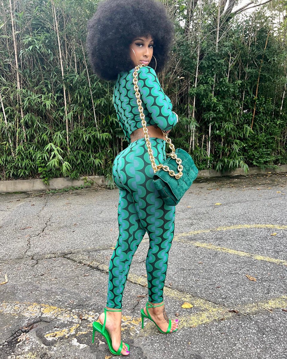 LALovetheboss on Twitter: "What do you think I smell like? 🤑"