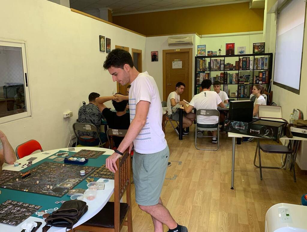 dandojuegoAB's tweet photo. El verano avanza y las primeras hojas de los árboles caen… como siguen cayendo partidacas en DJAB!!! Hoy 3 mesas, una a #dungeonpetz, otra a #fireteamzero y una tercera a #brassbirmingham. Y ayer a #carsoncity. JUE-GA-ZOS. https://t.co/7tNvYcM8de https://t.co/9rQkxgZSnj