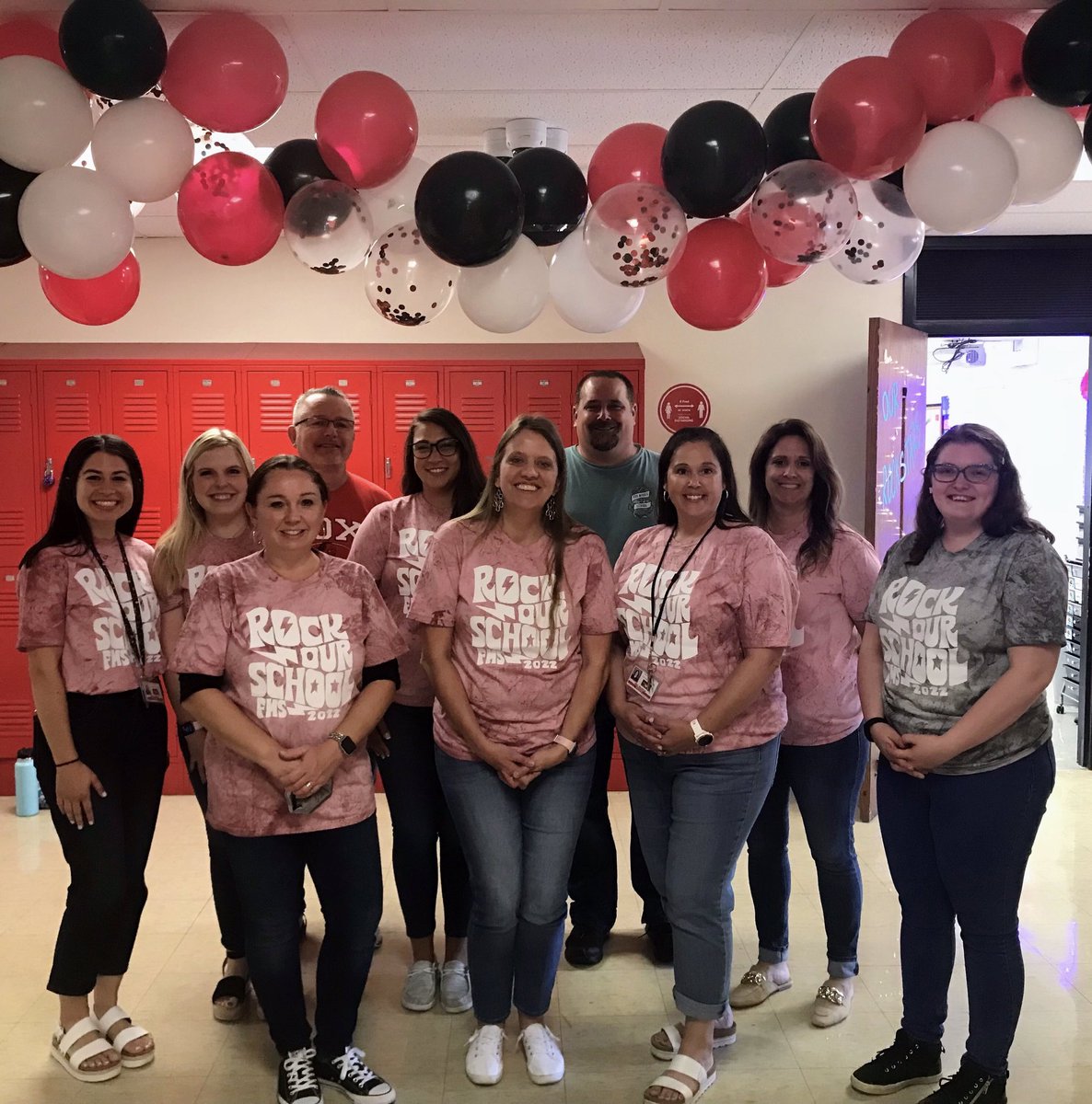 Excited and ready to welcome our new sixth graders! <a href="/FoxMiddleSchool/">Fox Middle School</a> 🥳#FoxC6StrongFirstDay