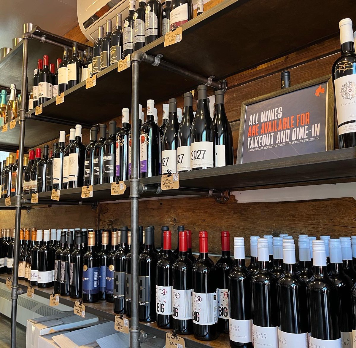 DianaHuson's tweet photo. Shout out to a #PelhamLocal business! The Hillfire Kitchen & Bottle Shop is a great spot to grab a bite to eat, pick up fresh baked goodies in addition to having a bottle shop with over 90 wines, ciders, spirits and more! #buttertarts #PelhamYum #shoplocal #shoppelham https://t.co/oO0NU6WFlU