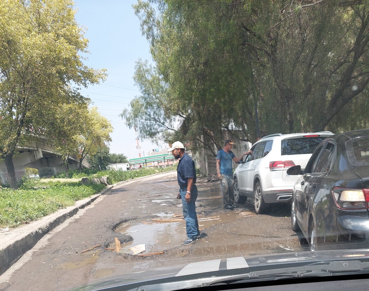 valedejohnson's tweet photo. URGENTE, es imposible pasar, cierran porque no quieren que se pase por su calle, hay personas cobrando el paso por su supuesta ayuda y si no le pagas te pegan en el carro, Es el único paso para cruzar hacía lecheria texcoco, por favor pavimenten.
#vilchis #Ecatepec  #avcentral https://t.co/W2LZiK0VFH