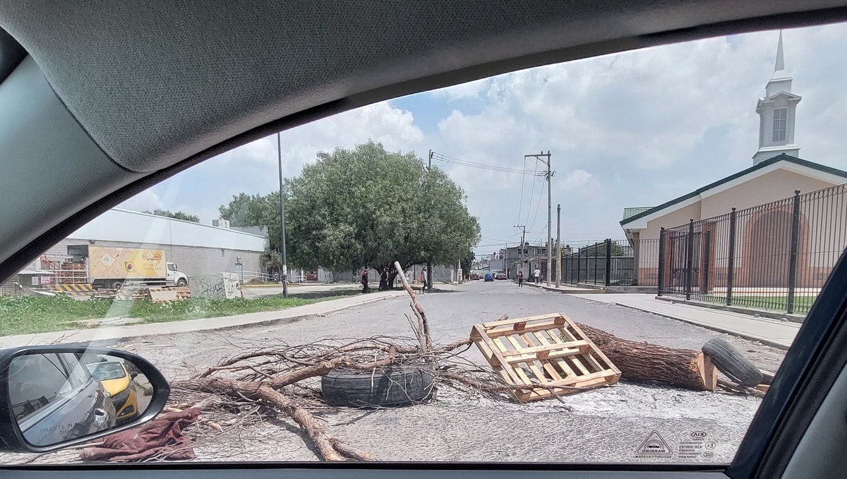 valedejohnson's tweet photo. URGENTE, es imposible pasar, cierran porque no quieren que se pase por su calle, hay personas cobrando el paso por su supuesta ayuda y si no le pagas te pegan en el carro, Es el único paso para cruzar hacía lecheria texcoco, por favor pavimenten.
#vilchis #Ecatepec  #avcentral https://t.co/W2LZiK0VFH
