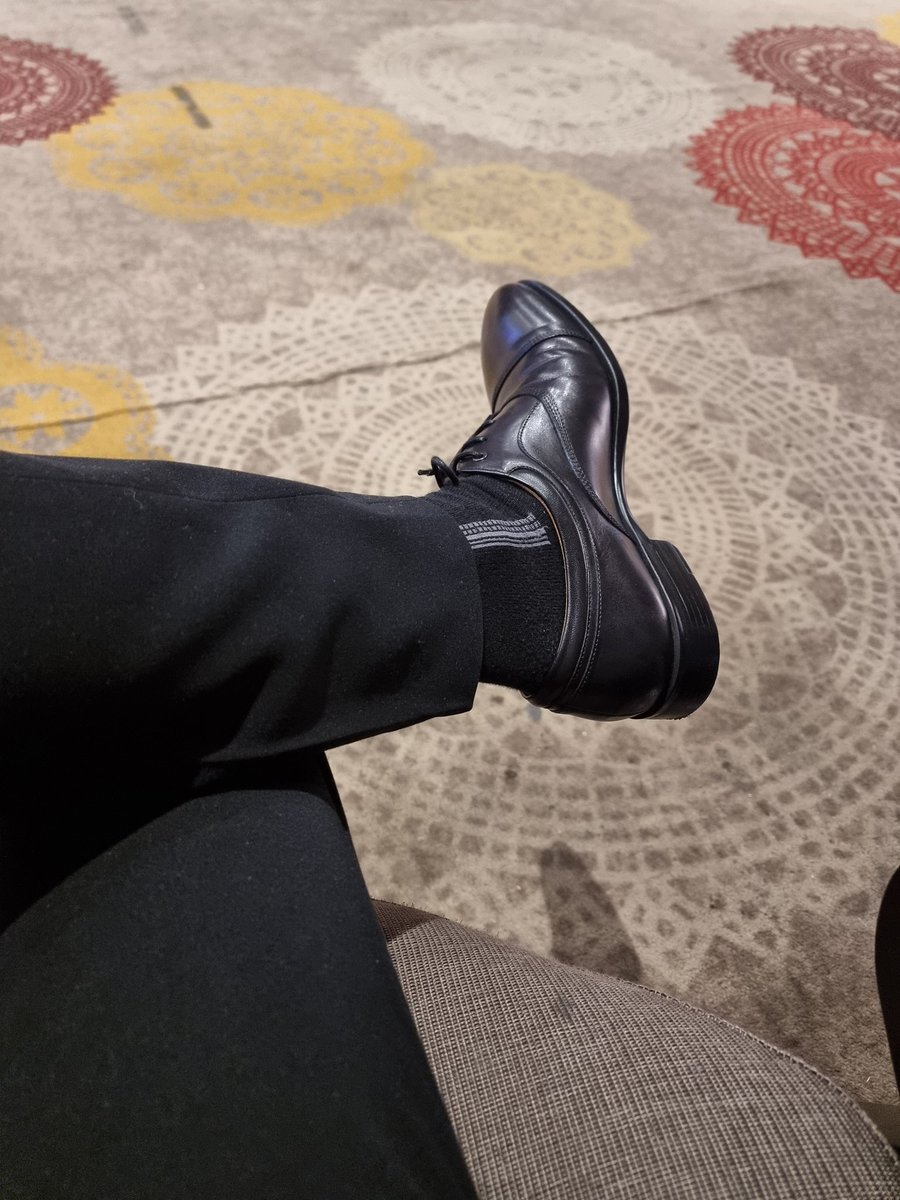 Ben61055832's tweet photo. Waiting for movie #needslave #office #fetish #oxfordshoes #Master #bdsmmaster https://t.co/Dib1FggXTe