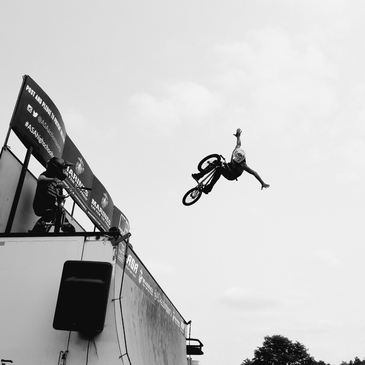 "Picture me as Box Car Racer, in a fireproof suit" stream the song now.

#newrock #bmx #boxcarracer #emo #poppunk #albumtrack #album #valedictorian #rushmore 

open.spotify.com/album/36SAPtu9…