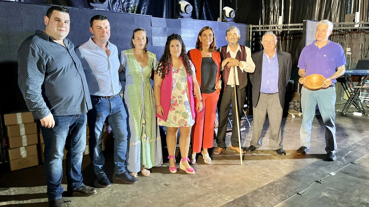 fdezvianaprc's tweet photo. 🔔 Premio ‘Campanu de Oro’ para ”El Malvís de Tanos” en ‘El Conciertucu’ #Lamason
🙏🏼 Gracias Álvaro Fernández Conde por la invitación y a José M. Dosal por regalarnos su libro ‘Las Cuevas del Camino’
👌 Un placer la compañía de Emilio y los nuestros
#JuntosPodemos https://t.co/tT8nQQ9Iud