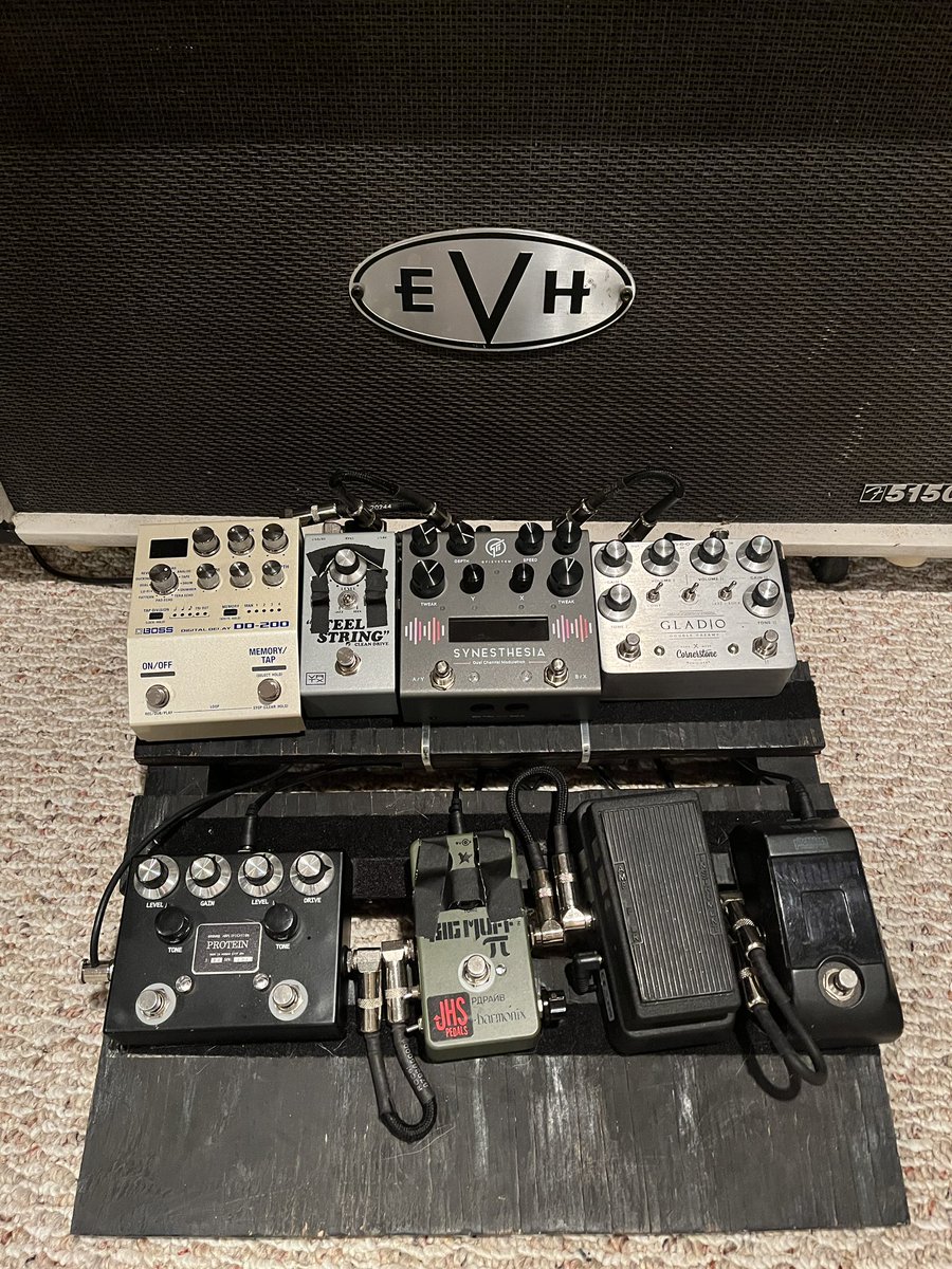 Rockazar1's tweet photo. My latest board setup. I dig it! #pedalboard #diy https://t.co/zI33HtfCkr