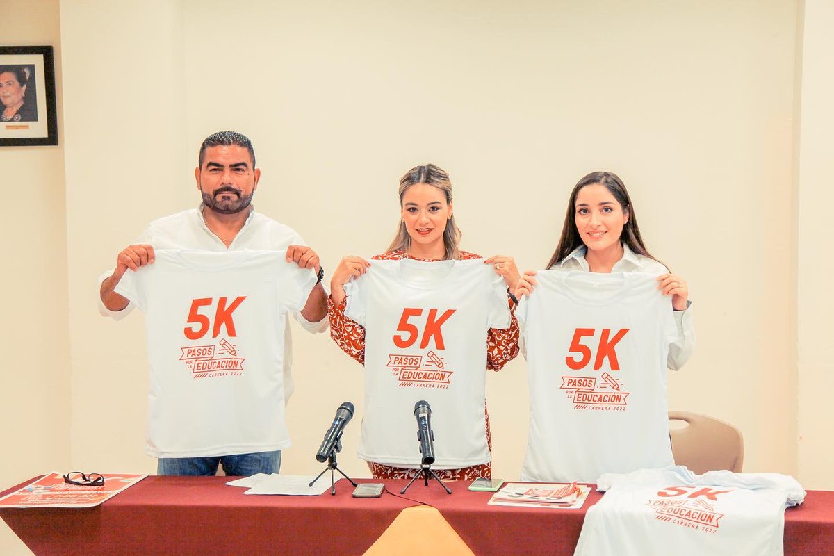 DIFVictoriaTam's tweet photo. Hoy junto a nuestra Presidenta Lucía Rodríguez de Gattás, platicamos con las y los líderes de colectivos de corredores para invitarlos a sumarse a nuestra carrera “Pasos por la educación” 🏃🏻‍♀️🏃🏻‍♂️

#TeQuieroMás #TransformandoVictoria #DIFVictoria #CdVictoria https://t.co/4Bbzt296Q6