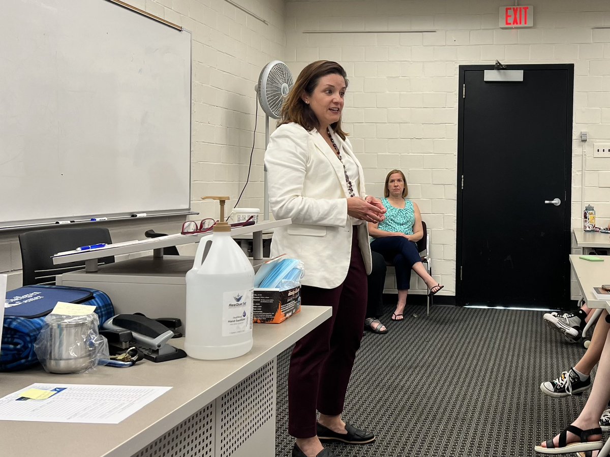 IC_Escobar's tweet photo. Senior Associate Provost @KatieCardarelli welcoming our @universityofky @ChellgrenCenter #Chellows best way to start our semester. https://t.co/QmbU7ka62q