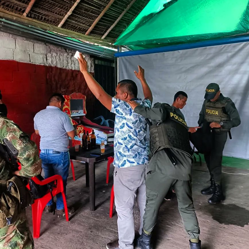 PoliciaGuainia's tweet photo. #ConstruyendoSeguridad | En el municipio de Inírida #Guainía con toda nuestra oferta institucional realizamos comando situaciónal, desarrollando diferentes actividades preventivas para el fortalecimiento de la tranquilidad y convivencia ciudadana. https://t.co/Cni0AXlFEt
