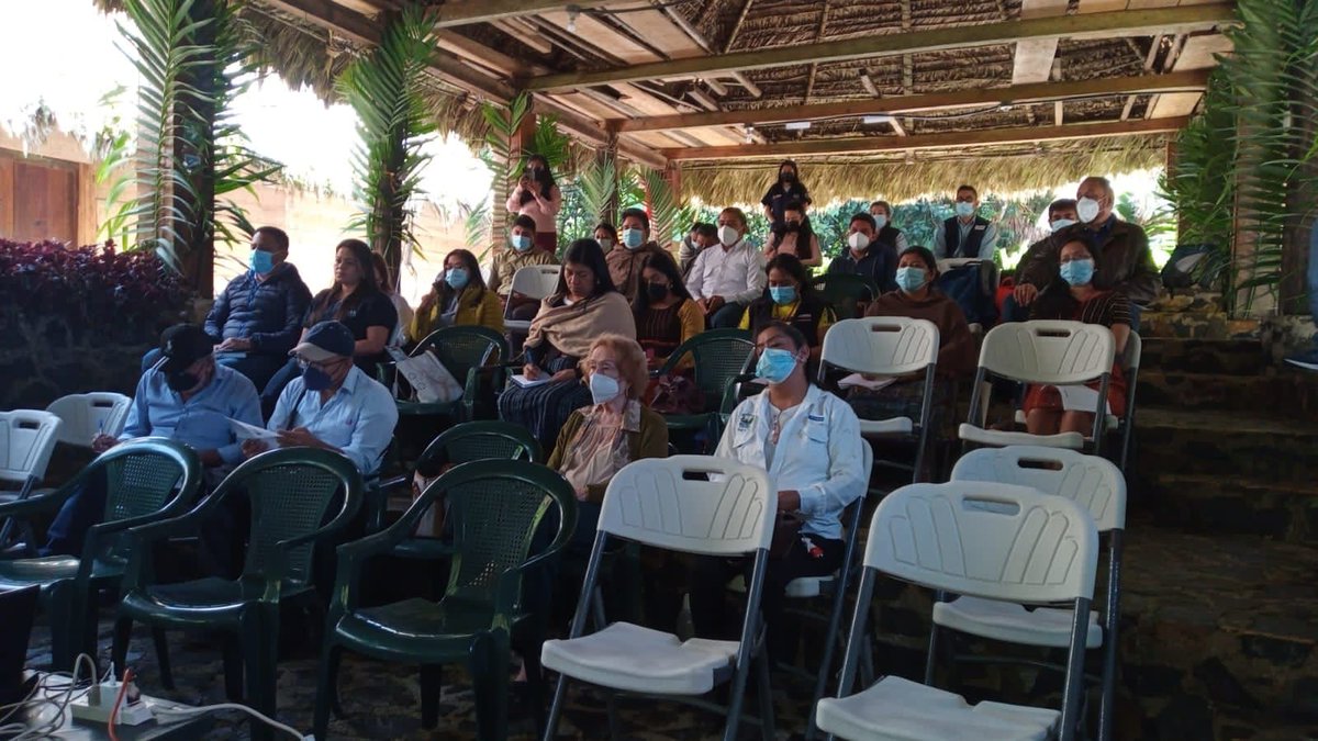 Midesgt's tweet photo. Se lleva a cabo la reunión ordinaria de la comisión de desarrollo económico, competitividad y empleo digno #CODECED del departamento de Baja Verapaz, en las instalaciones del biotopo del Quetzal Mario Dary Rivera. https://t.co/9mIPFWH2mF