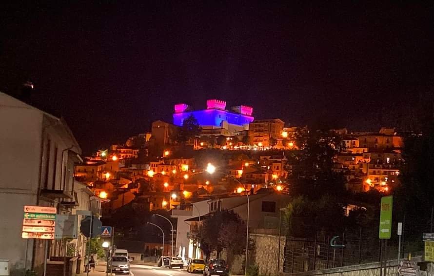 CelanoDi's tweet photo. 🔴🔵 In occasione della Festa dei Santi Martiri il Castello Piccolomini si veste con i colori del gonfalone della nostra #Celano.
#comunedicelano 
#24agosto #estate #Estate2022 #abruzzo #feste https://t.co/sW3pz4ZBIi