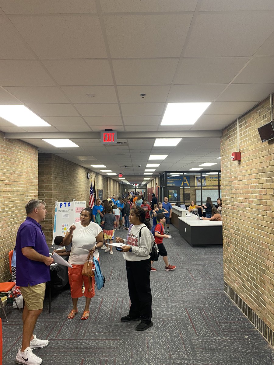 CreynoldsMCS's tweet photo. Open house @EWA_MCS @MuncieSchools is rocking’ & rollin’ #MCSpartners thx @justinWullom @MCHS_BBall, Full Gospel Temple, @MeridianHealth3 https://t.co/kD9eBMNA7Q