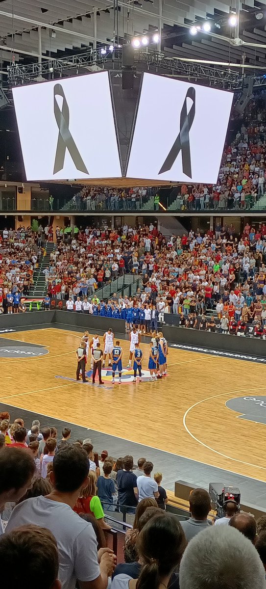 inigoalli's tweet photo. Homenaje de todo el mundo del #basket y de la afición del @navarrarena por #DaniGomez, joven fallecido del @penashuescaSTK en el partido de la selección española de baloncesto @CompeticionFEB contra Islandia en Pamplona. https://t.co/tb2zmTEXMD