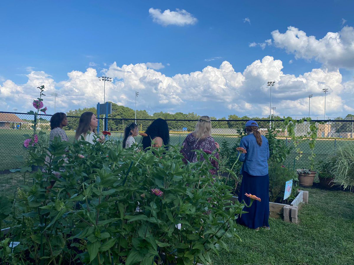 one_county's tweet photo. What an honor to host @Lakewood_PD for their “Boho Sisters-In-Blue” event yesterday in our community garden. Thanks to @_cookie_corner for sponsoring food for this lovely gathering. So grateful to the female police officers who keep our community safe. 
👮🏻 https://t.co/ea5OeCEvCZ