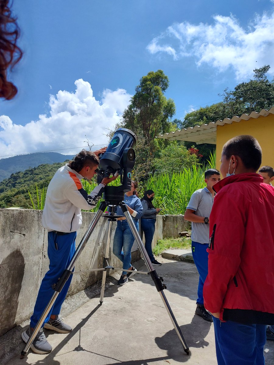 AstroParamo's tweet photo. El parche replicó algunas actividades demostrativas del módulo 1, que aborda fundamentos de la astronomía de posición. También aprendieron conceptos básicos sobre instrumentación a partir de la observación Solar. https://t.co/D9jjk1iD2v