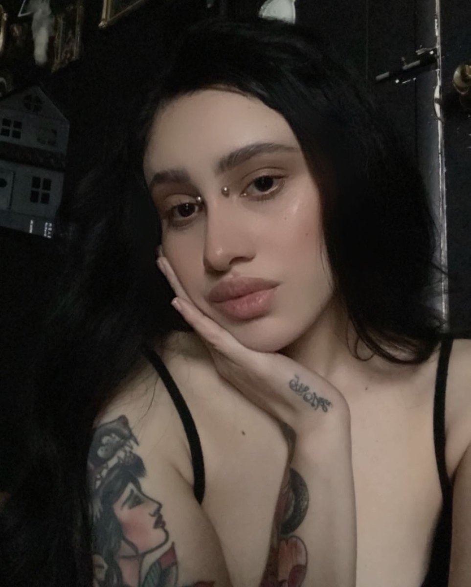 Thebitchwitch_'s tweet photo. All the art, including myself✨ https://t.co/ButqS4FDHR