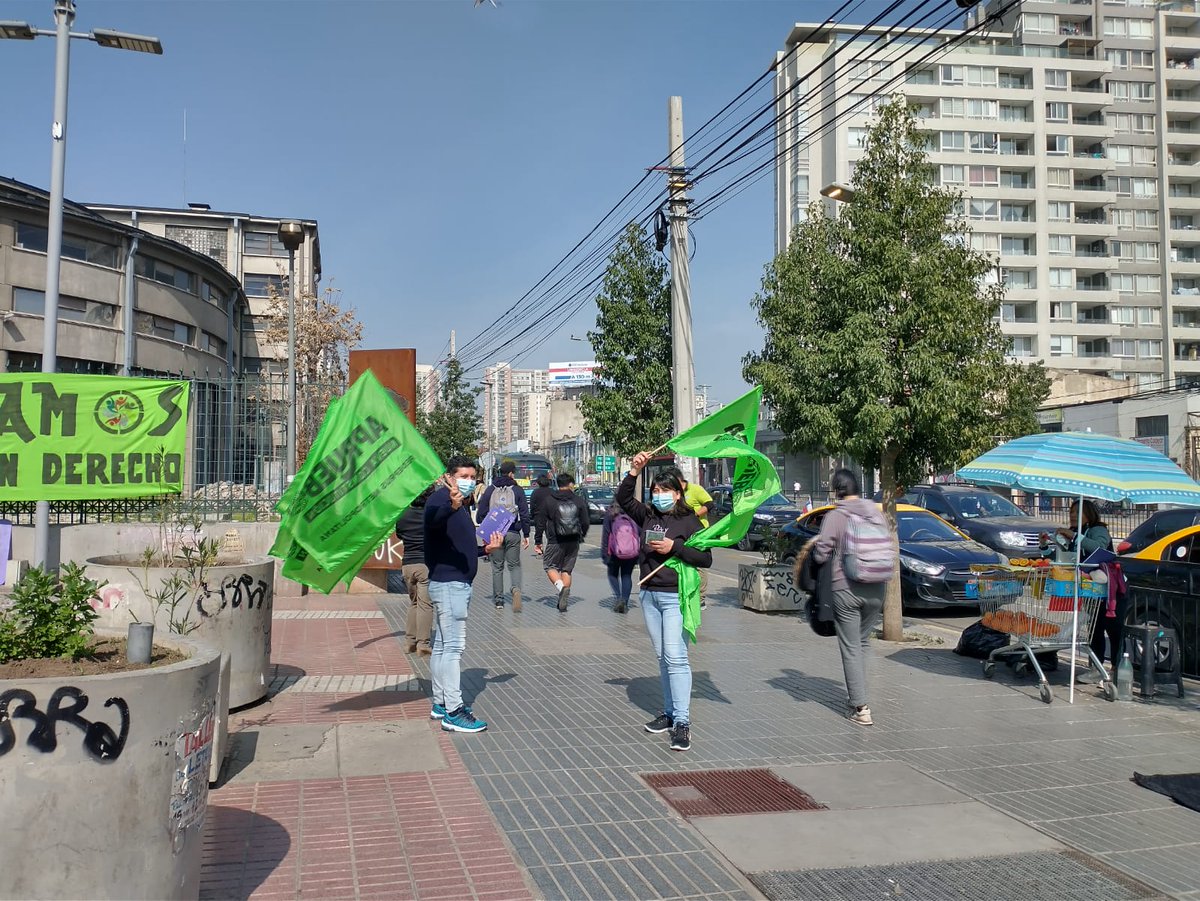 Cutchile's tweet photo. #Comando4S 💪 | Durante la jornada de ayer, la CUT zonal Norte estuvo volanteando por el ✨ APRUEBO ✨ en las afueras de la estación de Metro #Hospitales de cara al plebiscito del 4 de septiembre.

👥 A la actividad se sumaron @ConfusamChile, @FedeprusM y Fenats Histórica. https://t.co/Me2zRVDOZO
