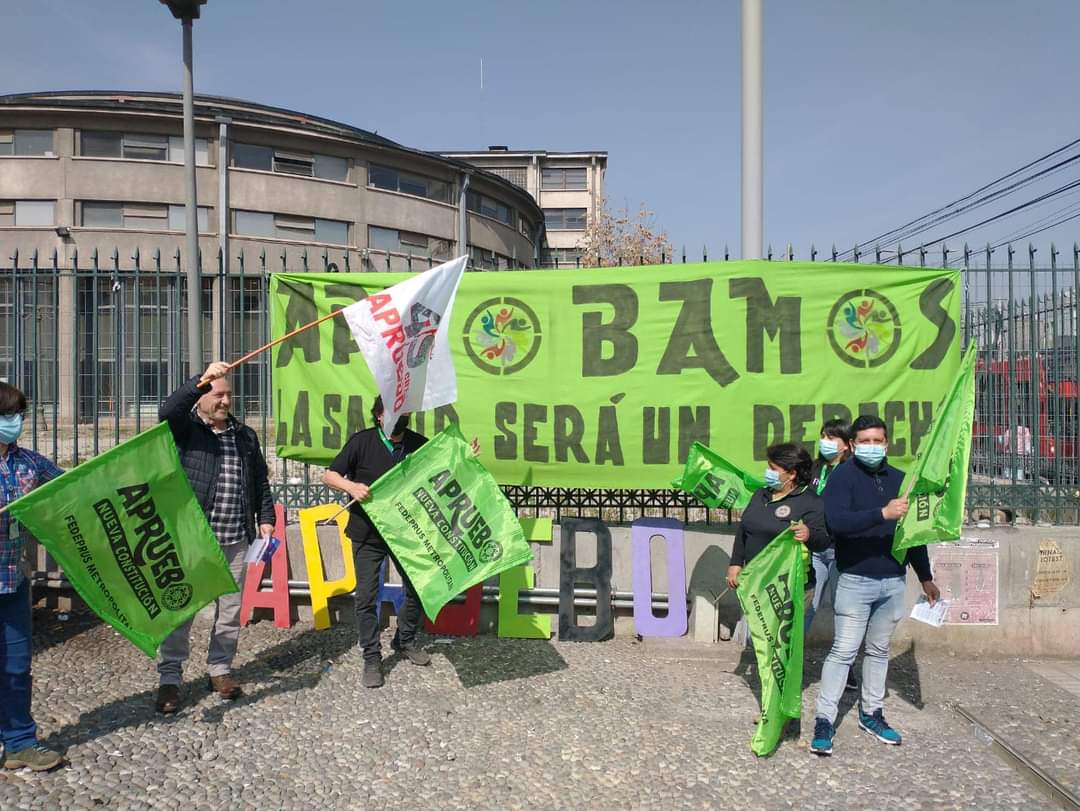 Cutchile's tweet photo. #Comando4S 💪 | Durante la jornada de ayer, la CUT zonal Norte estuvo volanteando por el ✨ APRUEBO ✨ en las afueras de la estación de Metro #Hospitales de cara al plebiscito del 4 de septiembre.

👥 A la actividad se sumaron @ConfusamChile, @FedeprusM y Fenats Histórica. https://t.co/Me2zRVDOZO