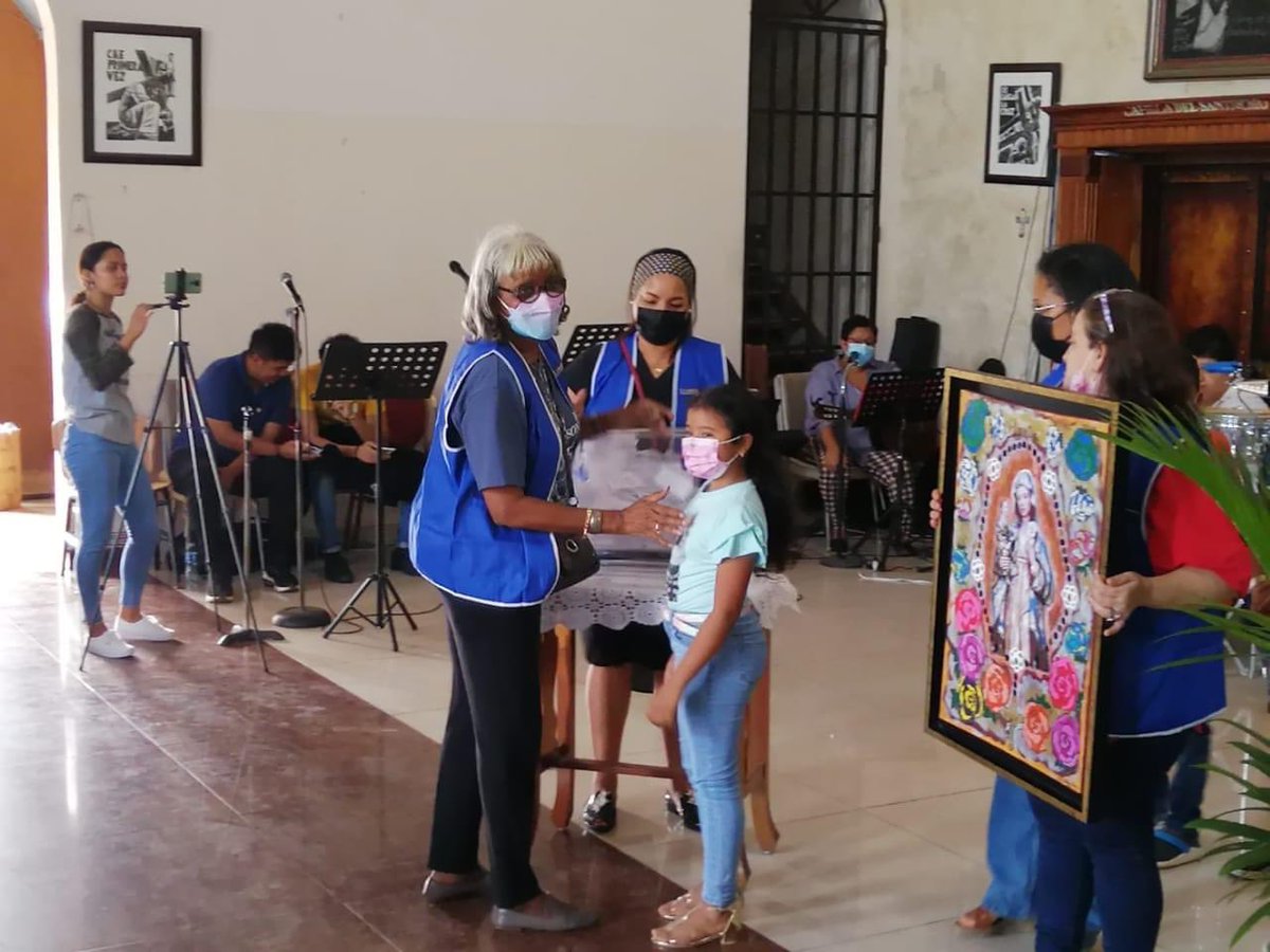 FLumenChristi's tweet photo. Anunciamos los ganadores de la tómbola de los bellos cuadros donados por la Pintora Mary Boyd . 
Ganadores:
1er premio  Cuadro de la Santa María la Antigua Rovira Escala,
2do  Cuadro de la Santa Familia Sra. Ilonka, 
3er Cuadro de Jesús y los niños Delia Marichel
¡Gracias! https://t.co/8cQFY7cBTp