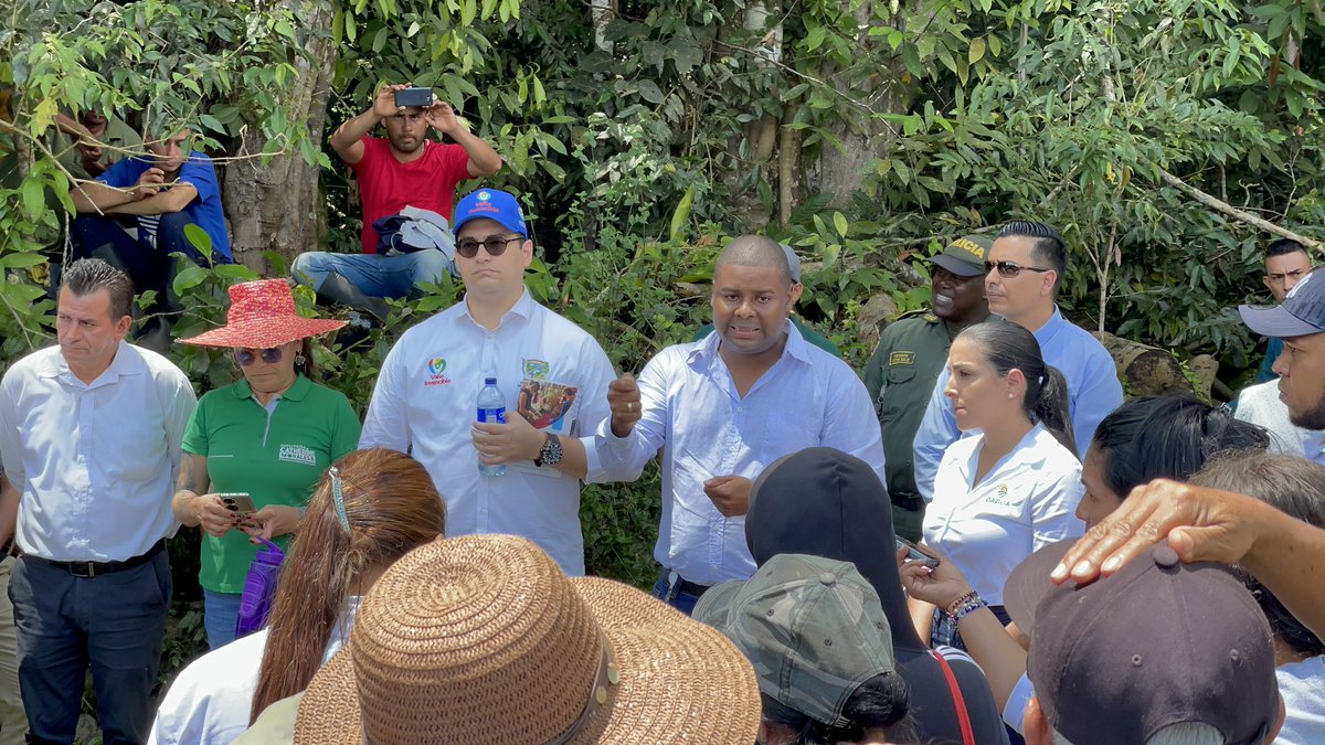 camilomurcialo's tweet photo. La institucionalidad es el camino. Comunidades en #Dagua desalojarán el predio “Caballo Loco” entendiendo que las vías de hecho no son la forma para adquirir derechos. El diálogo se dio junto a alcaldesa @sanclementeam, el cual continuará en todo el departamento @ClaraLuzRoldan https://t.co/qoCgeuAzN7