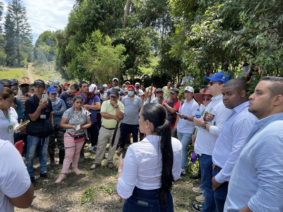 camilomurcialo's tweet photo. La institucionalidad es el camino. Comunidades en #Dagua desalojarán el predio “Caballo Loco” entendiendo que las vías de hecho no son la forma para adquirir derechos. El diálogo se dio junto a alcaldesa @sanclementeam, el cual continuará en todo el departamento @ClaraLuzRoldan https://t.co/qoCgeuAzN7