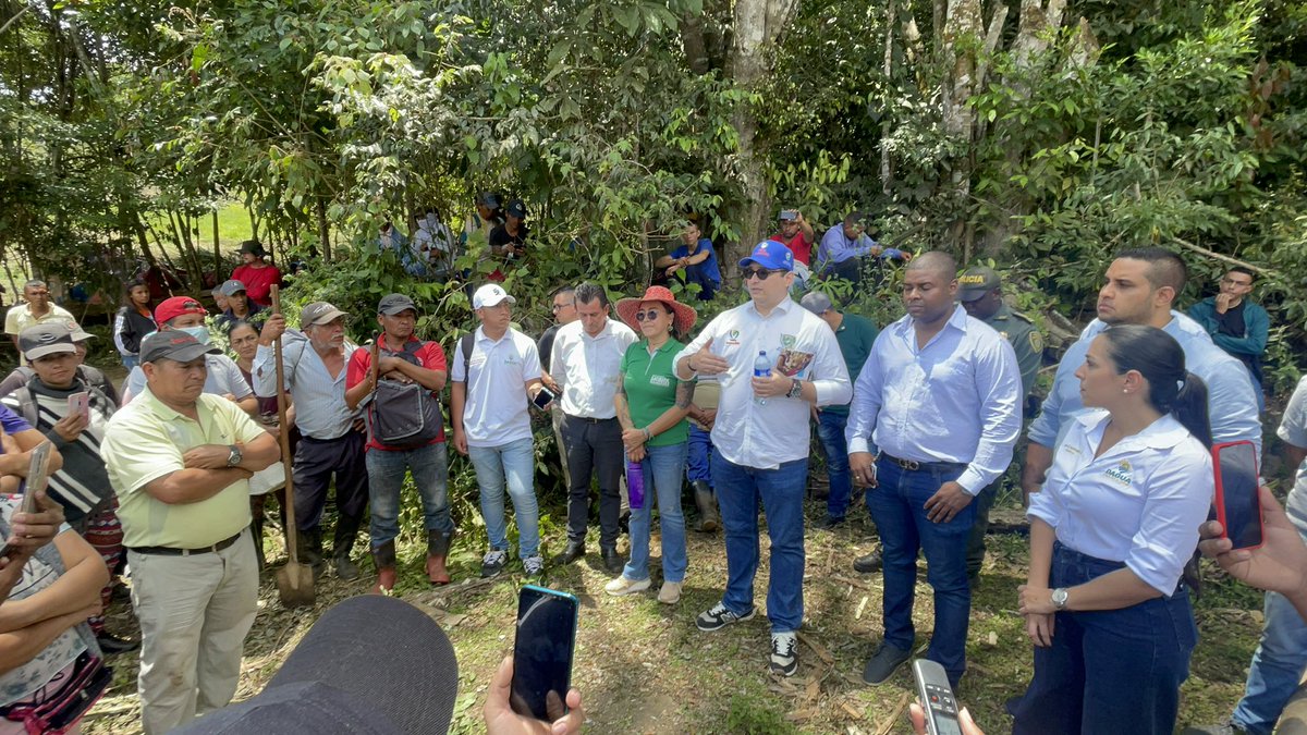 camilomurcialo's tweet photo. La institucionalidad es el camino. Comunidades en #Dagua desalojarán el predio “Caballo Loco” entendiendo que las vías de hecho no son la forma para adquirir derechos. El diálogo se dio junto a alcaldesa @sanclementeam, el cual continuará en todo el departamento @ClaraLuzRoldan https://t.co/qoCgeuAzN7