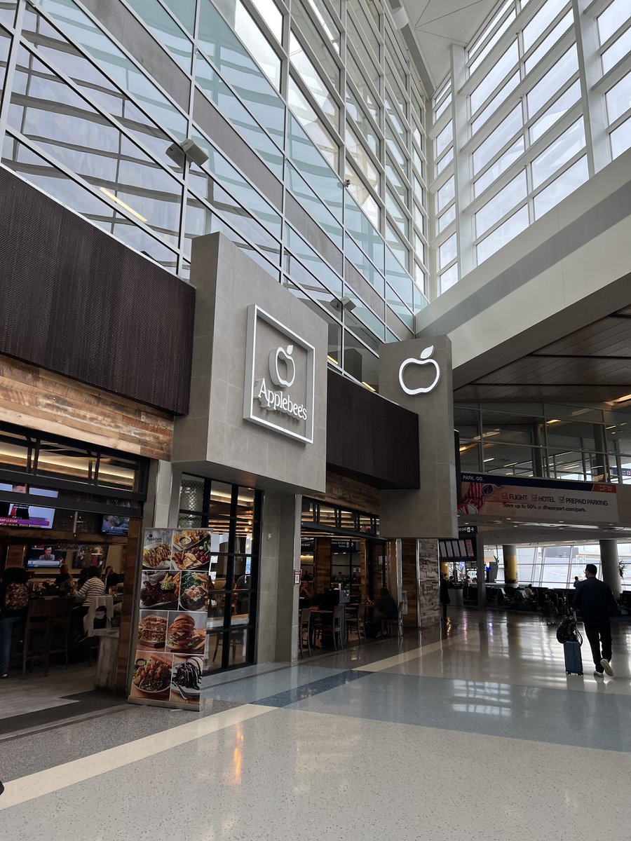 saradietschy's tweet photo. Yal I’m ded. Why did this Applebees hijack Apple’s brand for an airport restaurant 😂😂😂 https://t.co/s9icTfMUyL