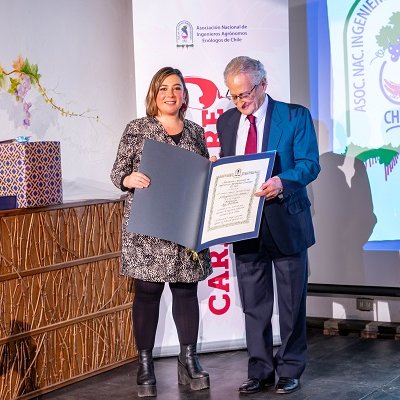 Una  gran noche se vivió en la Viña Torreón de Paredes en la celebración del aniversario N°68 de la Asociación Nacional de Ingenieros Agrónomos Enólogos de Chile (ANIAE), y lanzamiento oficial de la séptima versión del Concurso “Carmenère Al Mundo”. Ver en bit.ly/3KqlCS8