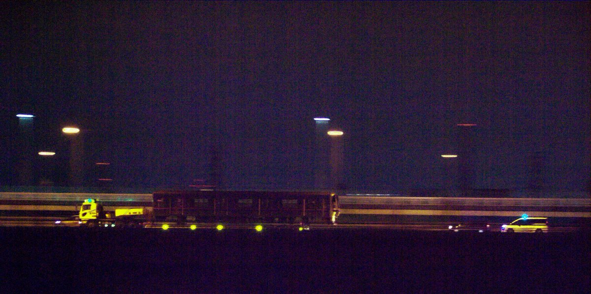Carmisatasvin's tweet photo. 6307-2/-1廃車搬出
非常貫通路が半開きになっている様子が伺え、廃車の現実を改めて突き付けられた形に。
先に行く6307-2を追い、小雨の降る中静かに県境を越え帰らぬ旅へ。
お疲れ様でした。
カメラの性能限界でザラザラではあるけれど、残せて良かった。。。
#6300形
#6307F https://t.co/i433Pbynje