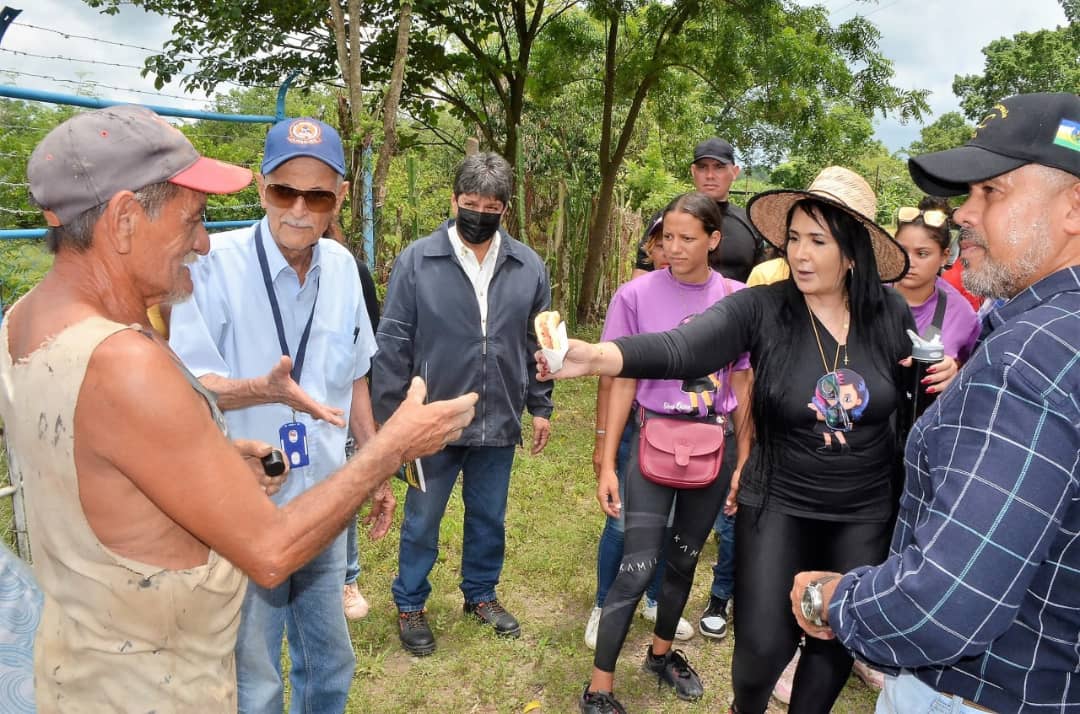 sulmeavila's tweet photo. #TrabajandoMásQueHablando por nuestra Parroquia Parapara,  Hoy llevamos colchones a más de 40 familias afectadas gracias al Diputado de la Asamblea Nacional @OrtaGobernador 

#ApoyemosAParapara
#Guárico
#Roscio https://t.co/4ME77xjjAv